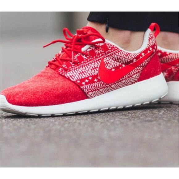 Woman’s Nike Roche one winter knit Christmas sneakers size 7.5 - Picture 1 of 6
